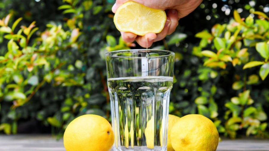 Uống nước chanh ấm vào buổi sáng sẽ bổ sung nước, đánh thức cơ thể sau một giấc ngủ dài.