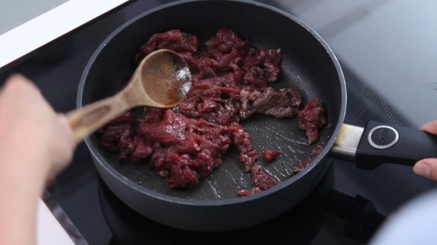 Với món thịt bò xào, bạn nên thái thịt ngang thớ để thị không bị dai.
