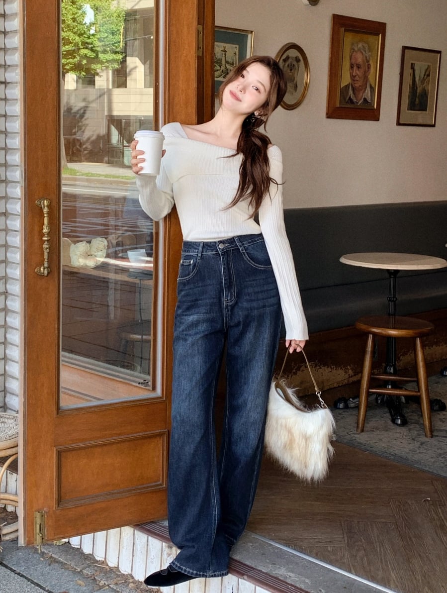 Để tăng thêm tính thẩm mỹ, những chi tiết nhỏ trên áo len như cổ tim, cổ lọ mỏng hay tay áo cách điệu sẽ giúp set đồ trông tinh tế hơn.