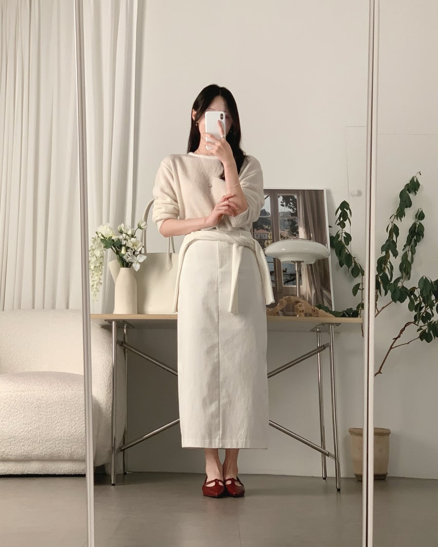 Tùy vào kiểu váy, phong cách tổng thể cũng thay đổi linh hoạt, từ thanh lịch với váy xếp ly đến hiện đại với váy suông tối giản. 