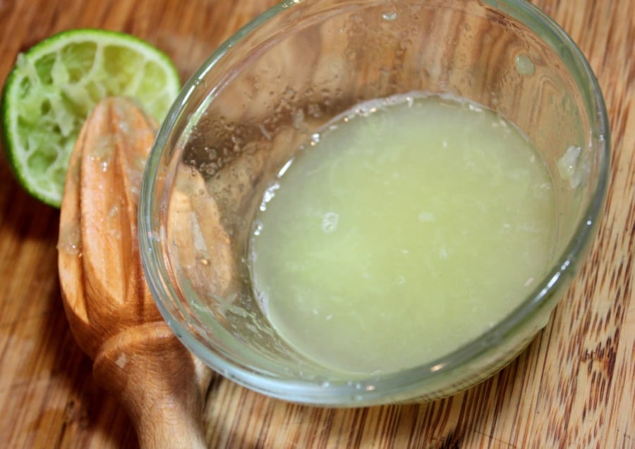 Nước chanh muối ấm được rất nhiều lựa chọn để uống vào buổi sáng nhằm kích thích hệ tiêu hóa...