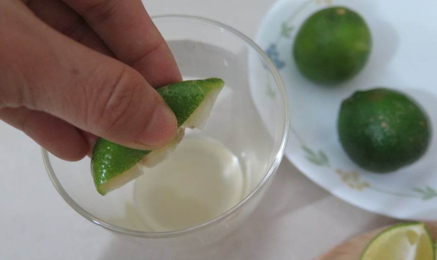 Một cốc nước ấm pha vài giọt nước cốt chanh loãng trước khi ngủ giúp thanh lọc nhẹ hệ tuần hoàn, hỗ trợ gan đào thải chất cặn bã trong lúc cơ thể nghỉ ngơi. 