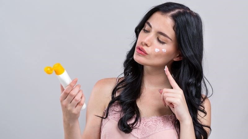 Một trong những quan niệm sai lầm phổ biến là chỉ cần thoa kem chống nắng khi ra ngoài trời nắng gắt.