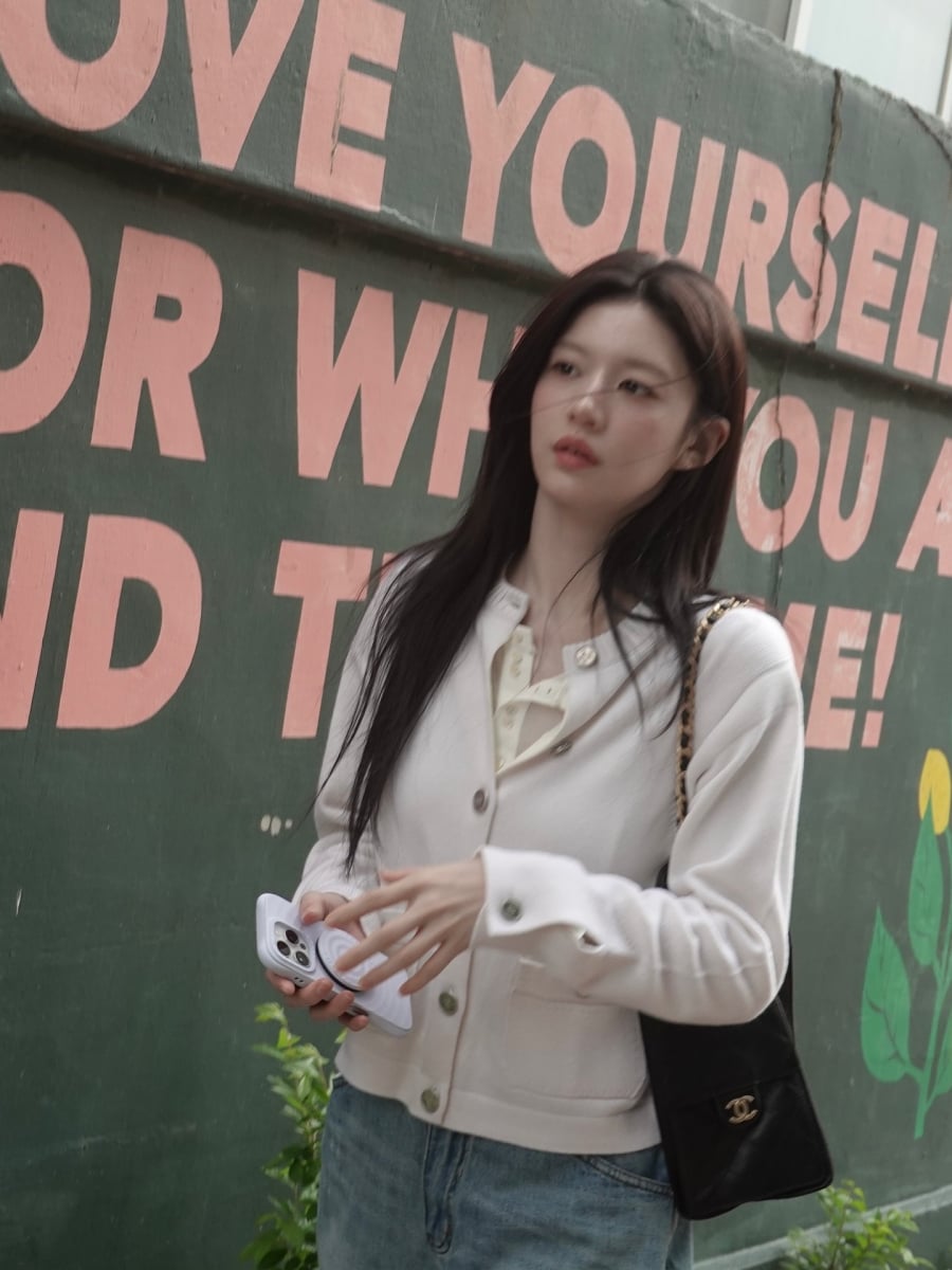 Nữ diễn viên thường kết hợp cardigan với chân váy ngắn để tạo nên tổng thể trẻ trung, nữ tính, thích hợp cho những buổi dạo phố hoặc sự kiện nhẹ nhàng.