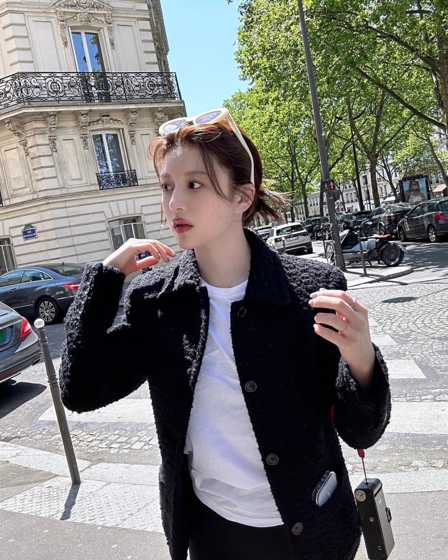  Cô thường diện áo len cổ tròn hoặc áo khoác cổ bẻ màu đen, tạo cảm giác mạnh mẽ và hiện đại. 