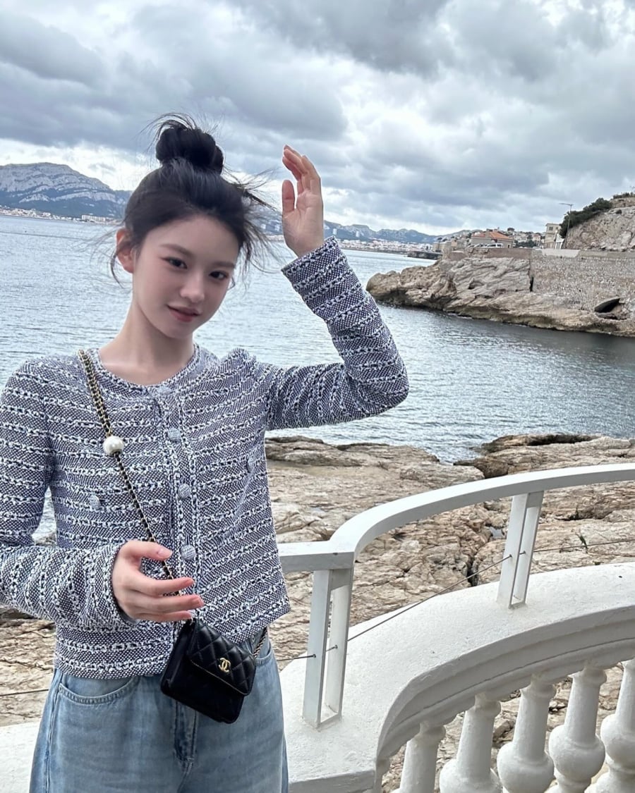  Nữ diễn viên thường phối quần jeans suông với các kiểu áo màu trung tính để giữ cho tổng thể trang phục hài hòa.