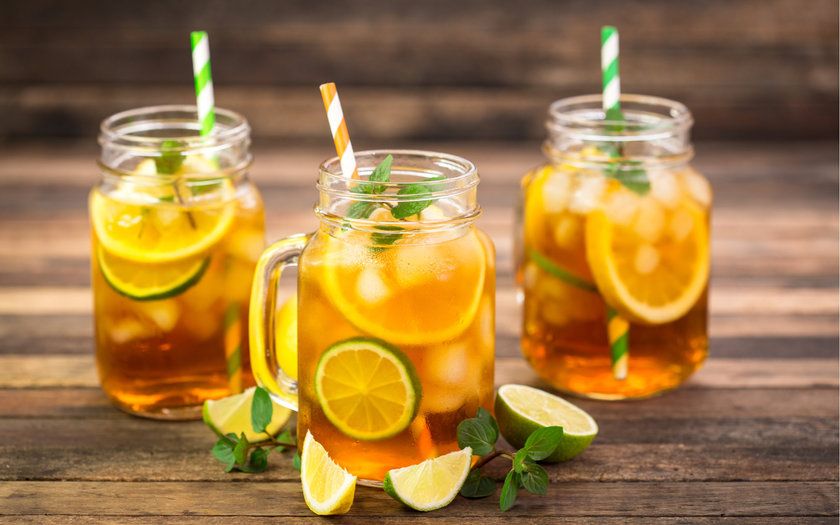 Nên pha mật ong với nước ấm trước khi vắt chanh vào