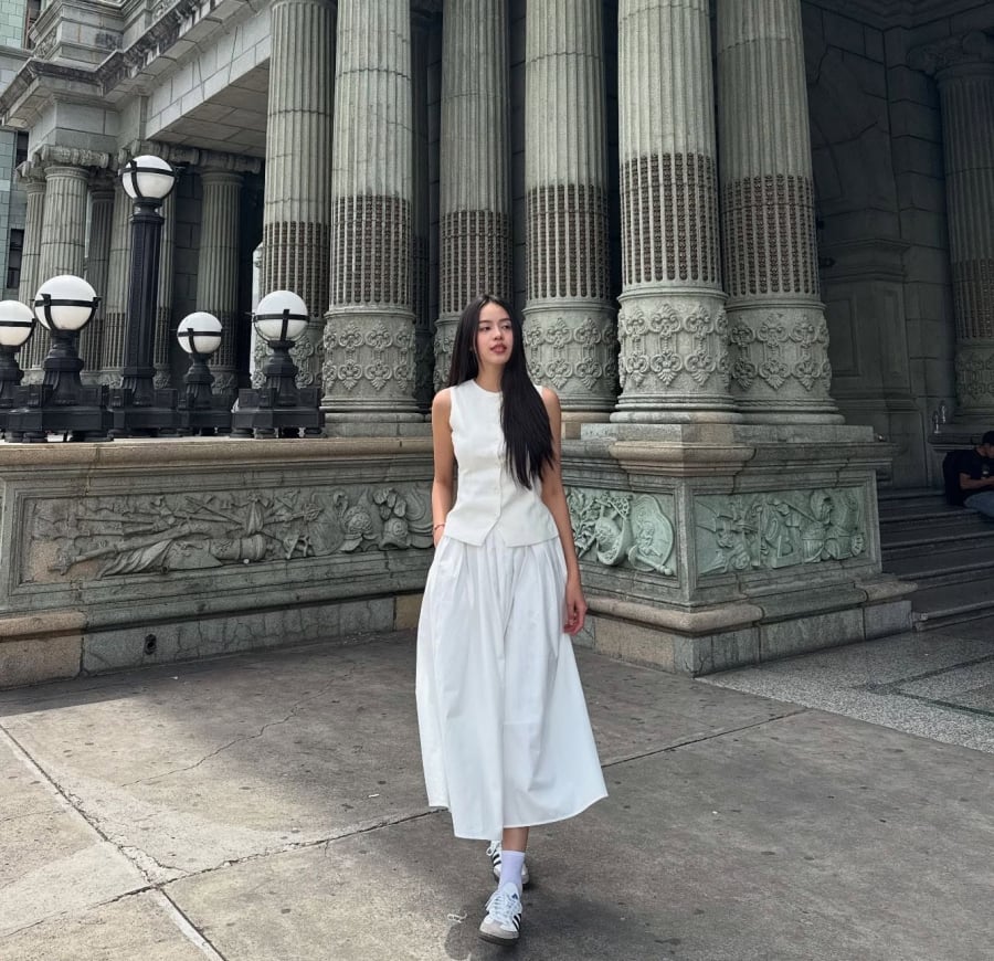  Cách phối này mang đến cảm giác thanh lịch, nhẹ nhàng nhưng không hề đơn điệu