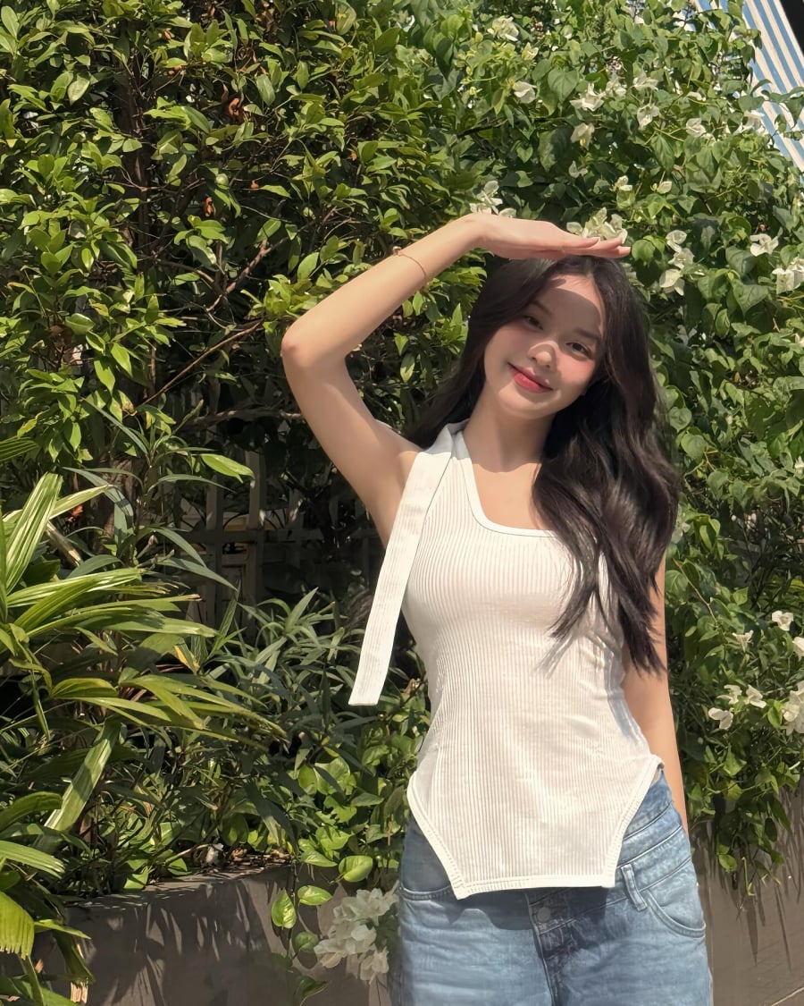 Thiết kế áo có điểm nhấn tinh tế giúp set đồ đơn giản trở nên cuốn hút hơn, trong khi quần jeans dáng cơ bản vẫn phát huy tốt vai trò tôn dáng và tạo sự trẻ trung.