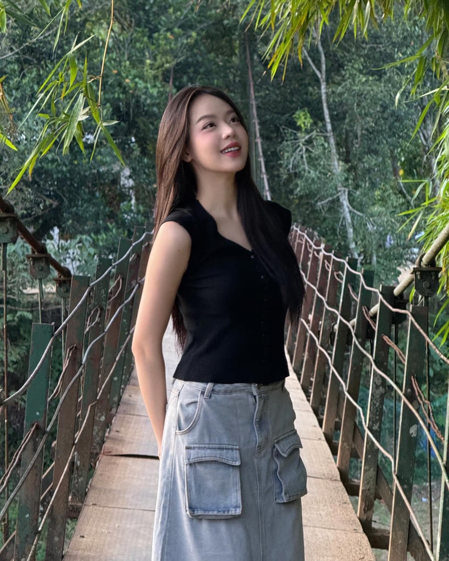 Cách lựa chọn phom dáng thông minh này góp phần tạo nên hình ảnh trẻ trung, hiện đại nhưng vẫn giữ được nét mềm mại cần có.