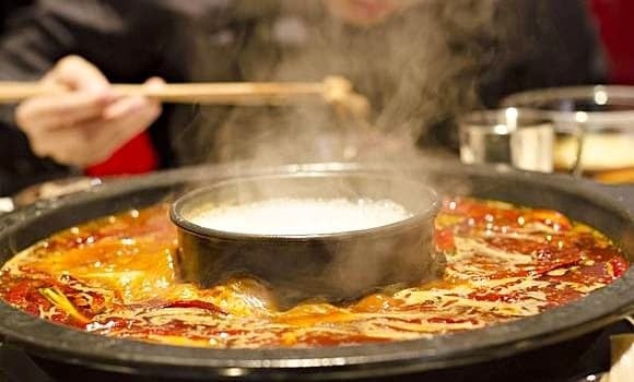 Theo bác sĩ tim mạch tại Bệnh viện Shin Kong (Đài Loan), khi ăn lẩu hoặc uống rượu, nhiệt độ cơ thể tăng lên khiến mạch máu giãn nở để tỏa nhiệt.