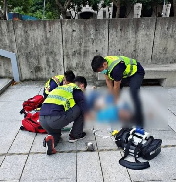 Những đối tượng có nguy cơ cao bao gồm người mắc tăng huyết áp, bệnh tim mạch, rối loạn mỡ máu, thừa cân – béo phì, người hút thuốc, uống rượu bia thường xuyên, cũng như những người hay làm việc ngoài trời hoặc di chuyển liên tục giữa môi trường nóng và lạnh.    