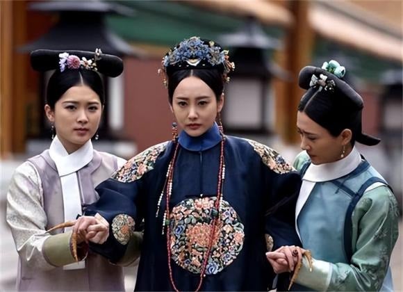 Sau một đêm được hoàng đế sủng ái, không ít phi tần rơi vào trạng thái mệt mỏi, đau nhức.