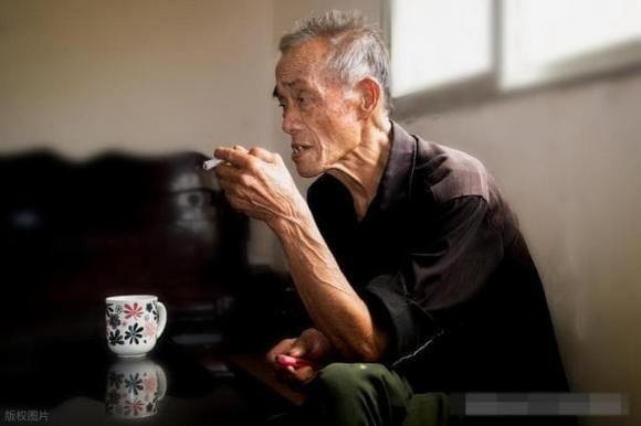 Khi tuổi cao, nhiều người già lo sợ nhất là không còn đủ sức lo liệu cho cuộc sống hằng ngày.