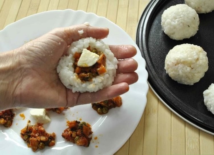 Làm cơm viên chiên từ cơm nguội