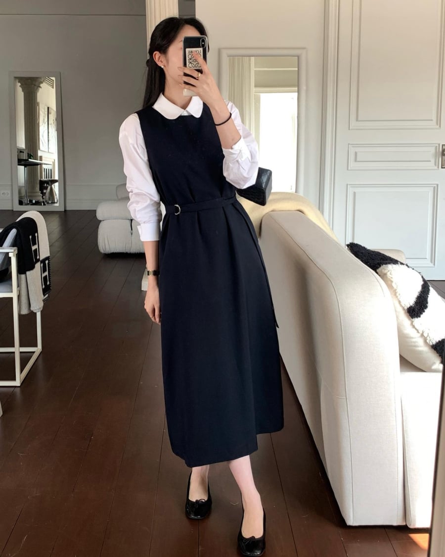 Kiểu váy này cũng dễ kết hợp với nhiều loại áo khác nhau, mang lại sự linh hoạt trong cách mặc.