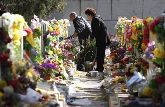 Hoạt động tảo mộ vốn khá vất vả, từ việc di chuyển xa cho đến dọn dẹp phần mộ, sắp lễ, bày biện hương hoa.