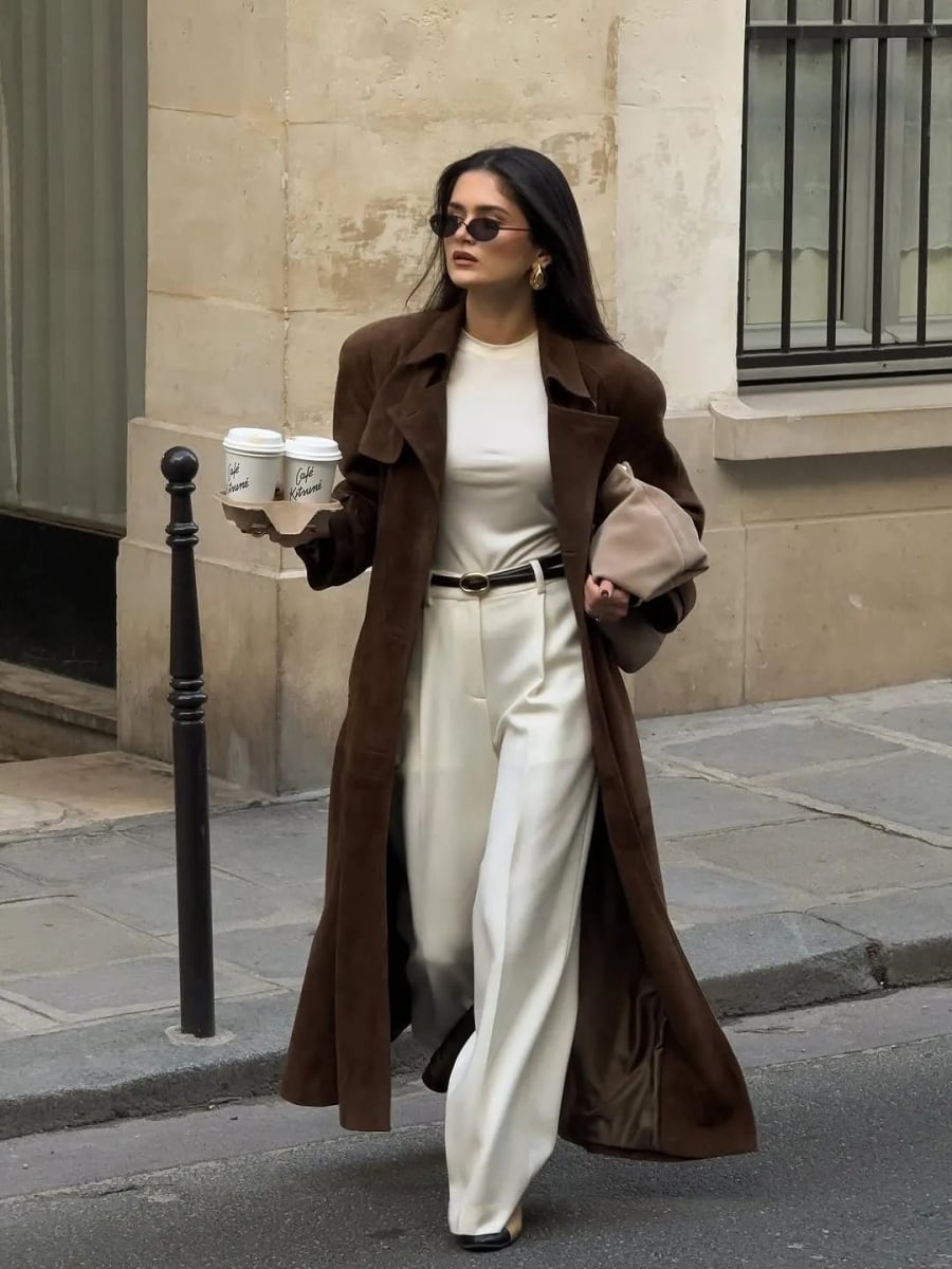 Một chiếc áo măng tô dáng dài khoác ngoài sẽ hoàn thiện outfit, mang lại cảm giác sang trọng, phù hợp cho cả những ngày làm việc lẫn dạo phố.