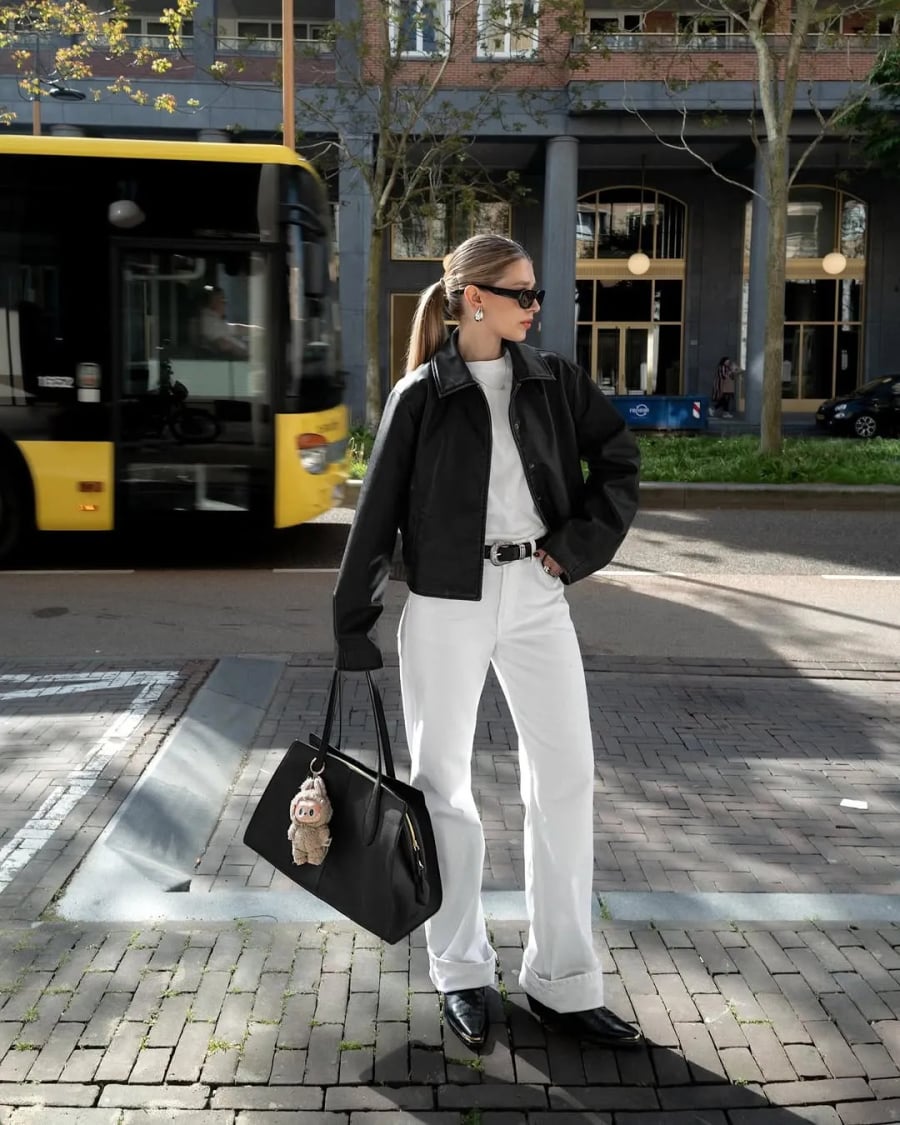 Cách phối này đặc biệt phù hợp với những ai yêu thích phong cách tối giản nhưng vẫn muốn thể hiện dấu ấn riêng trong cách ăn mặc.