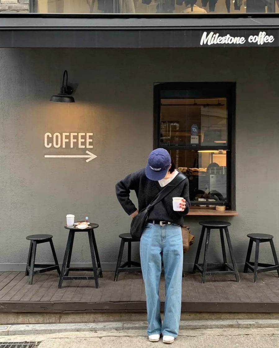 Khi kết hợp cùng quần jeans và giày thể thao dáng gọn, outfit mang đậm tinh thần casual, phù hợp cho những ngày cuối tuần hoặc các hoạt động ngoài trời.