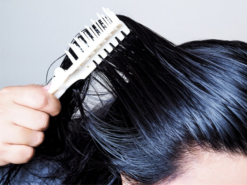 Phần ngọn tóc cần được chăm sóc kỹ hơn để bù lại lượng ẩm đã mất, trong khi da đầu cần thông thoáng để tránh bết dính kéo dài.