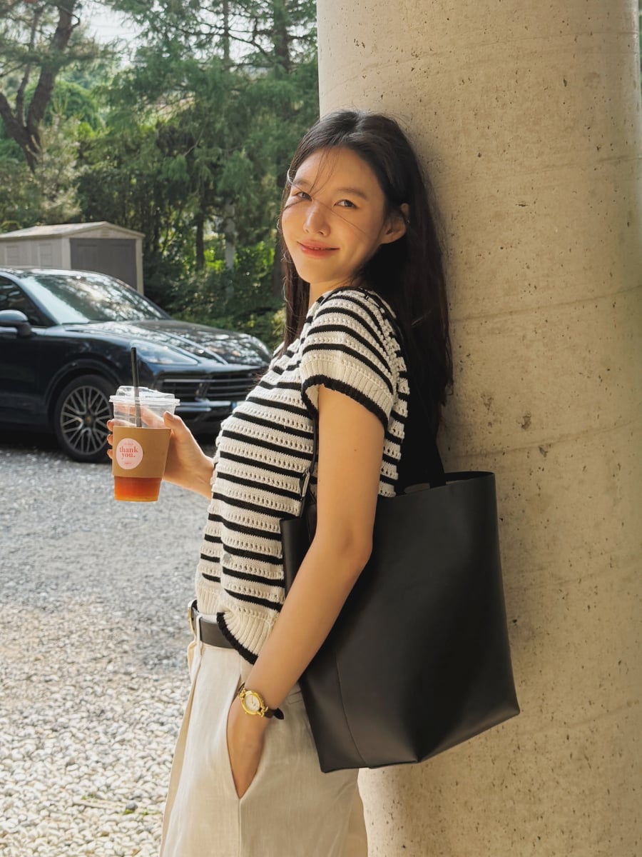 Cách phối này phù hợp với nhiều hoàn cảnh, từ môi trường công sở đến những buổi dạo phố