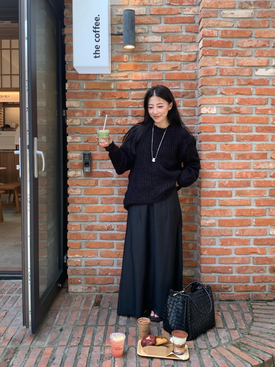 Sự kết hợp này phù hợp với nhiều độ tuổi và hoàn cảnh, từ đi làm đến những buổi gặp gỡ nhẹ nhàng.