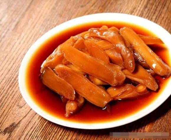 Sau khi hấp, lấy gừng ra để nguội rồi thái thành lát mỏng. 