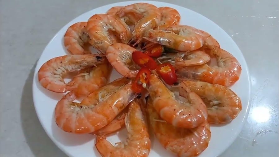 Sau khi nấu chín, protein trong hải sản dễ bị phân hủy, tạo ra các chất không có lợi cho gan và hệ nội tiết nếu bảo quản không đúng cách