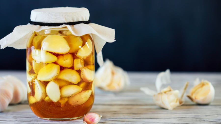 Tỏi ngâm mật ong mang lại nhiều lợi ích cho sức khỏe.