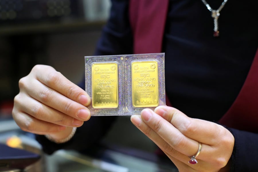 Ở chiều ngược lại, thị trường chứng khoán Mỹ kết thúc phiên cuối tuần với diễn biến trái chiều.