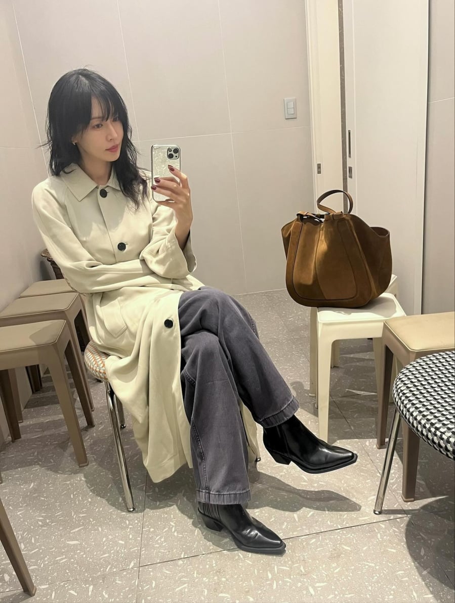 Những gam màu kinh điển như beige, nâu nhạt hay xanh olive luôn là lựa chọn an toàn, giúp trang phục trông sang trọng mà không cần quá nhiều phụ kiện đi kèm.