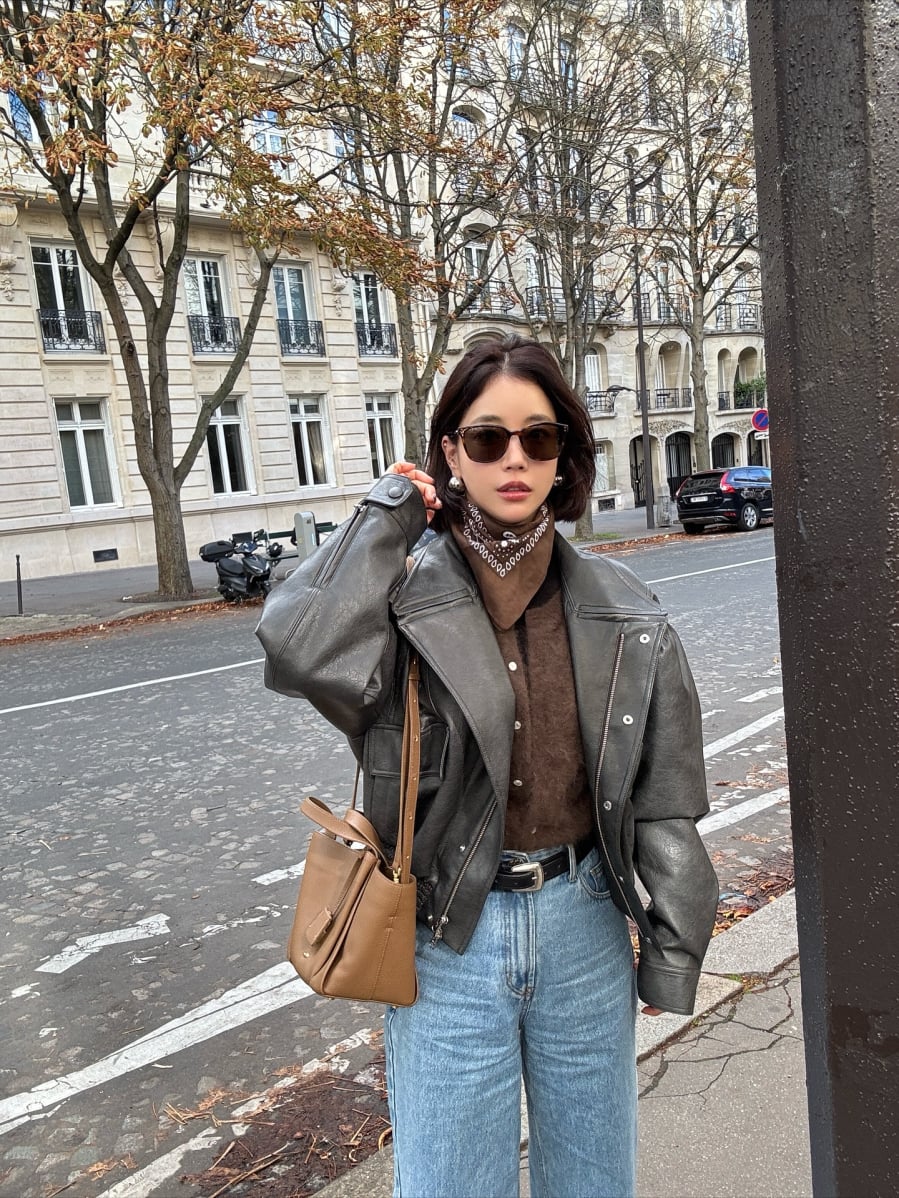 Thay vì những thiết kế quá ôm hoặc nhiều chi tiết, áo khoác da phom gọn gàng, đường nét tối giản sẽ phù hợp hơn với độ tuổi.