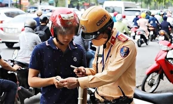 Với hệ thống dữ liệu và thiết bị nghiệp vụ hiện nay, CSGT có thể nhanh chóng tra cứu tình trạng bằng lái qua số CCCD, nên việc khai báo “quên mang theo” để né phạt là không khả thi.    