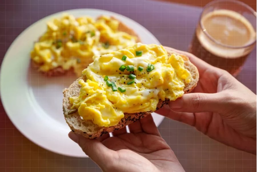 Giảm cân bền vững không đến từ một thực phẩm duy nhất mà là sự kết hợp giữa ăn đúng giờ, ăn vừa đủ và duy trì vận động đều đặn.