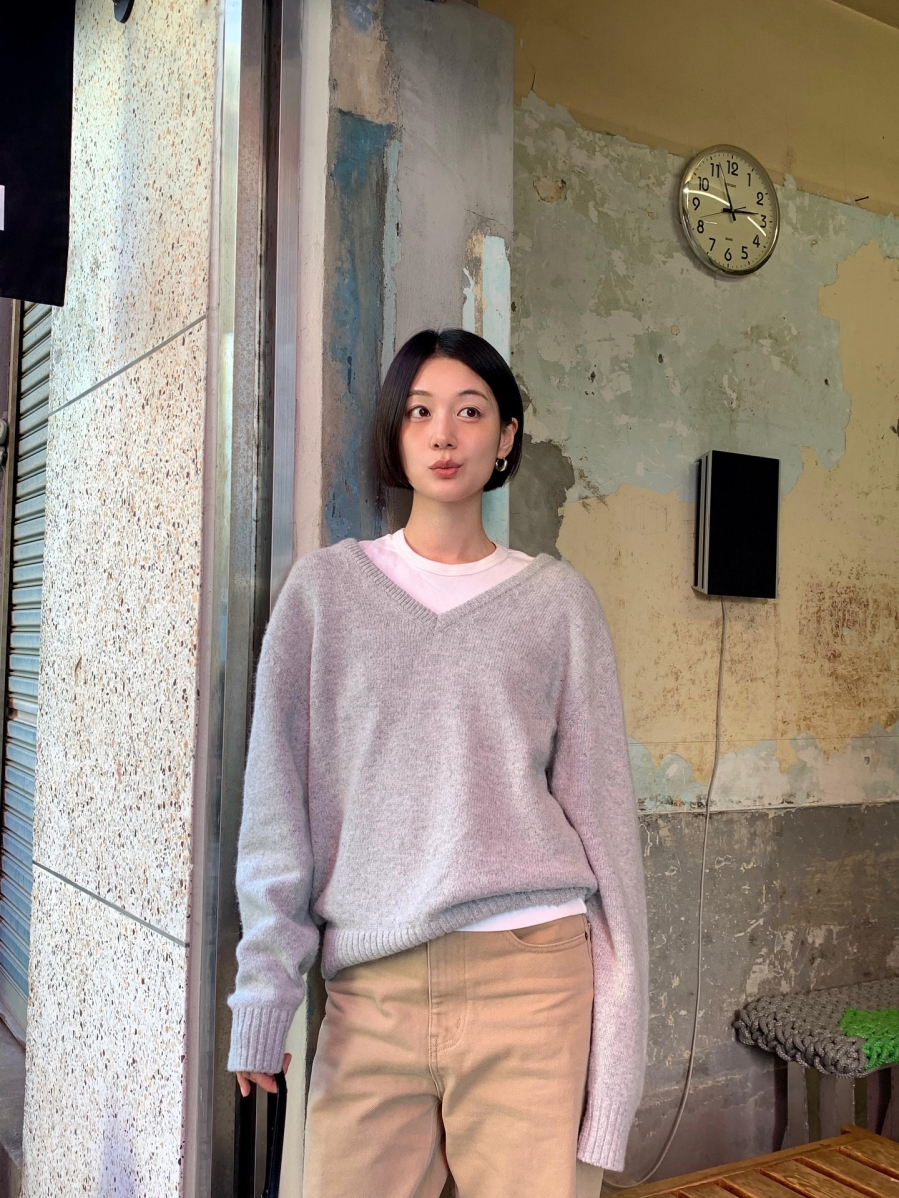 Phần cổ khoét chữ V tạo hiệu ứng kéo dài phần cổ và thân trên, giúp vóc dáng trông cao ráo, mảnh mai hơn so với các kiểu cổ kín. 