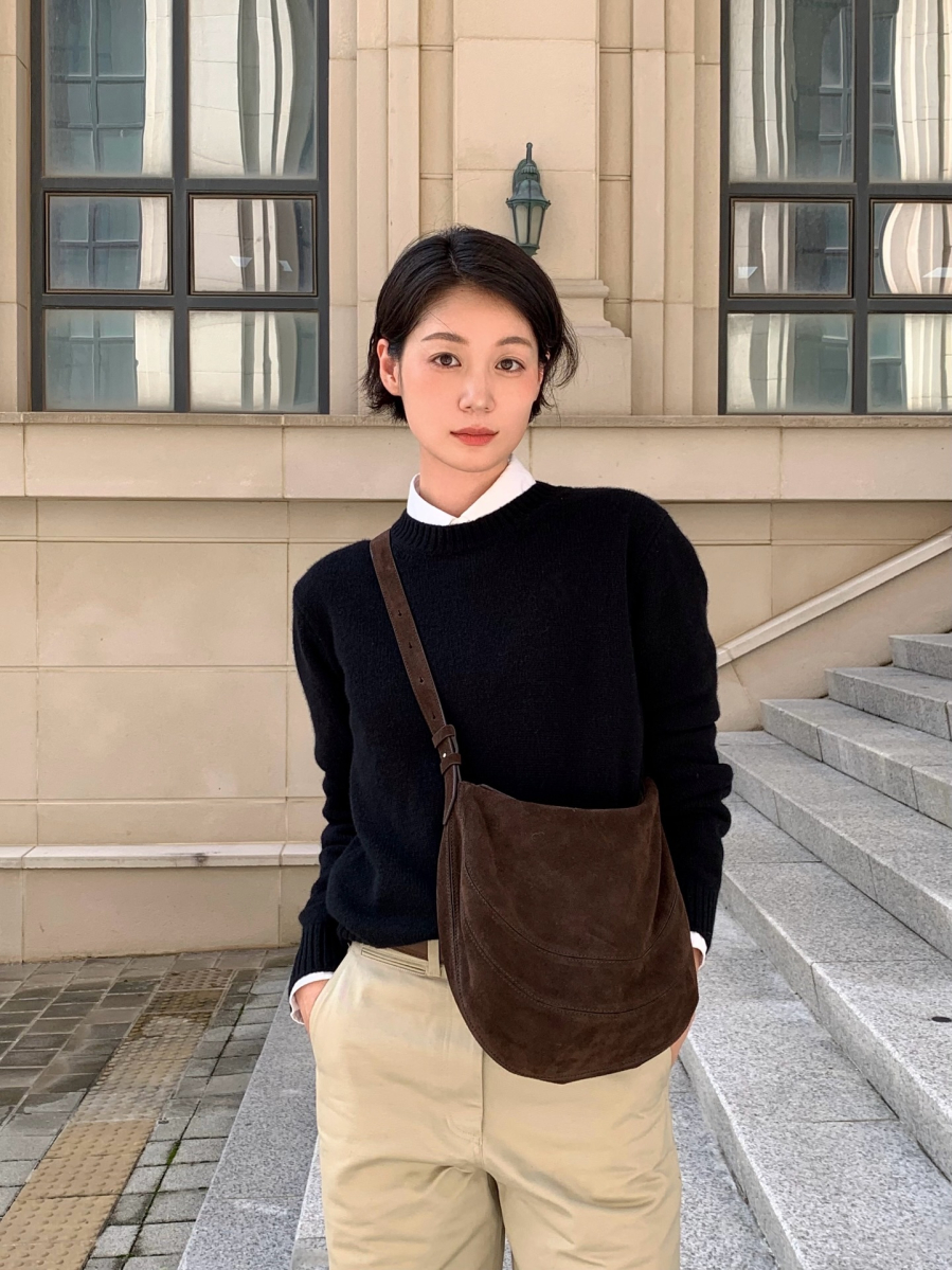 Khi phối cùng quần hoặc chân váy cùng tông màu, tổng thể trang phục sẽ trở nên liền mạch, từ đó tạo cảm giác cao và thanh thoát hơn.