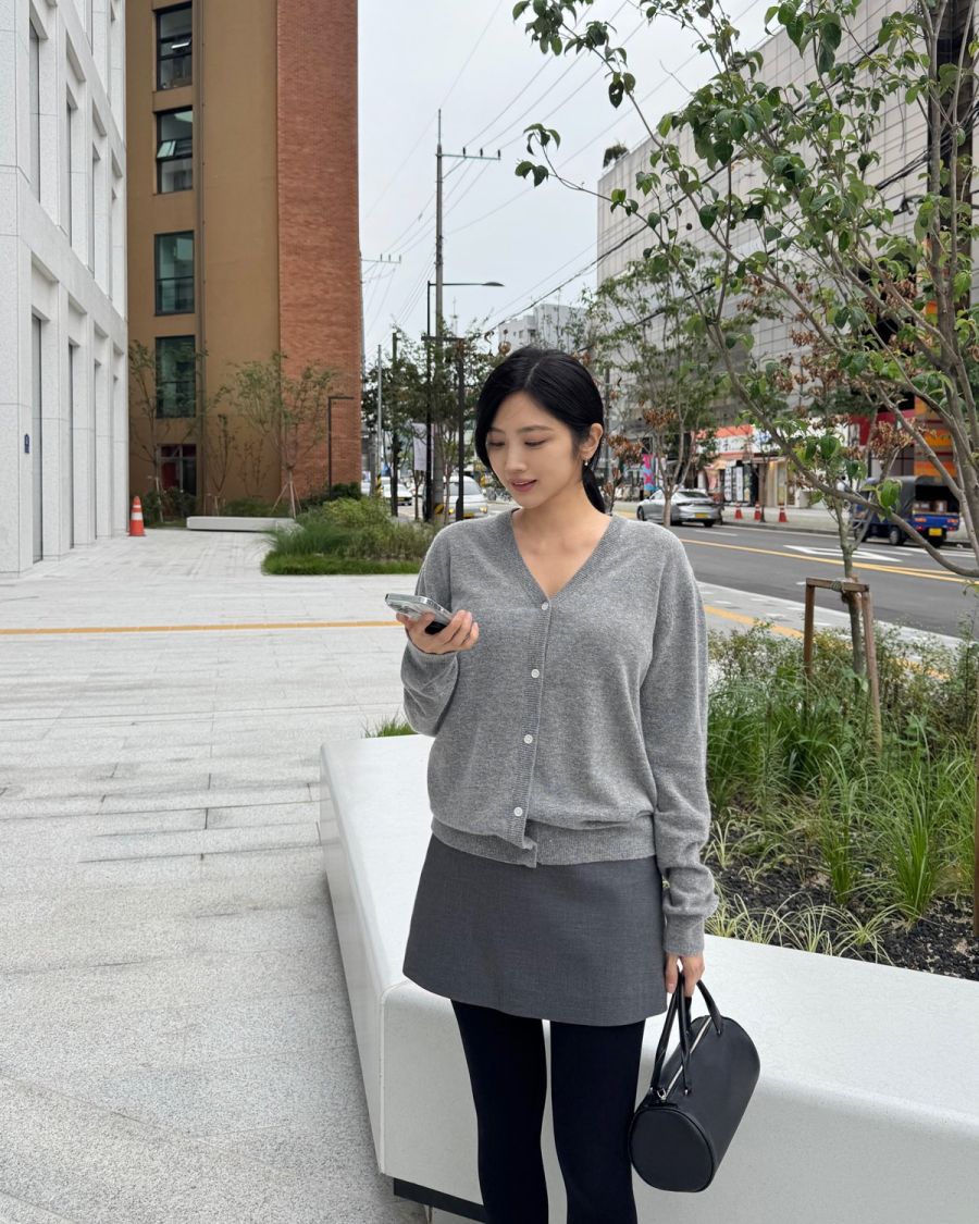 Kiểu áo này dễ kết hợp với nhiều trang phục khác nhau mà không gây cảm giác nặng nề, rất phù hợp cho những ngày thời tiết se lạnh.