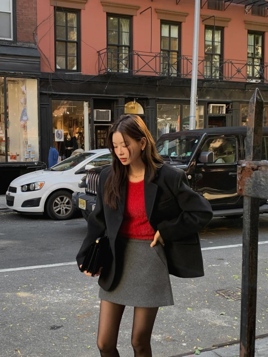 Một chiếc áo đỏ, dù là áo len, áo kiểu hay sơ mi, cũng đủ tạo điểm nhấn cho tổng thể trang phục.