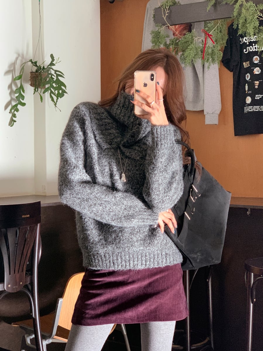  item này càng phát huy ưu điểm khi dễ dàng kết hợp với áo len, áo sơ mi hay áo kiểu nữ tính.