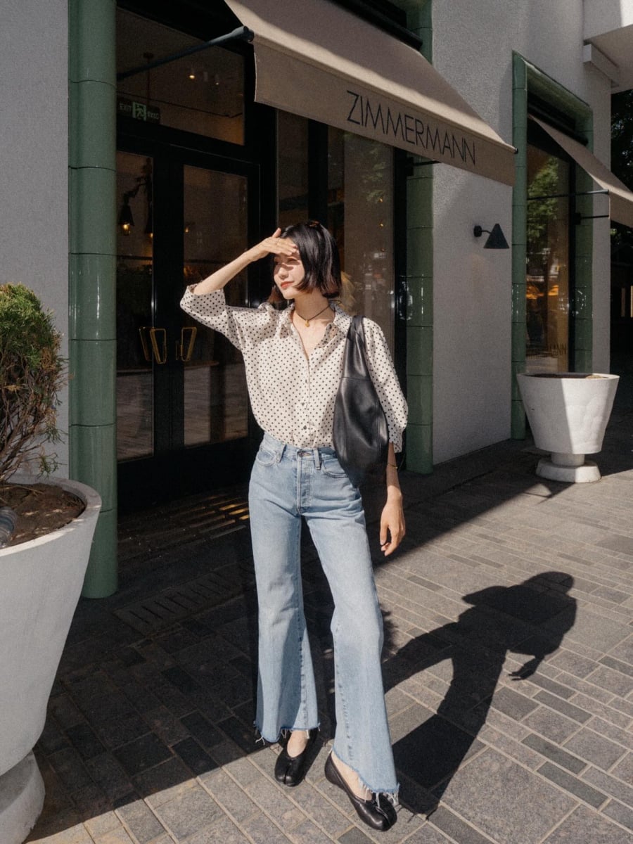 Jeans ống đứng hoặc dáng suông là lựa chọn phù hợp để tạo sự gọn gàng cho vóc dáng.