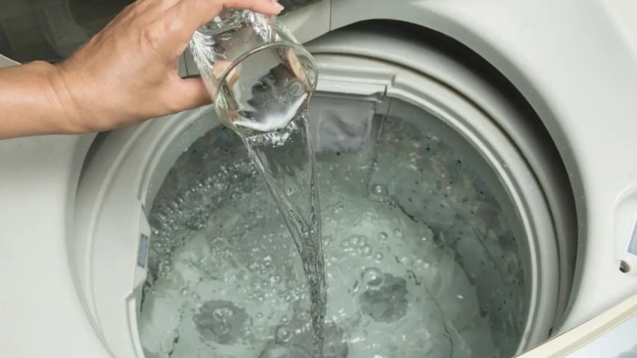 Giấm trắng sẽ giúp làm sạch các cặn bẩn trong máy giặt, góp phần diệt khuẩn, diệt nấm mốc.