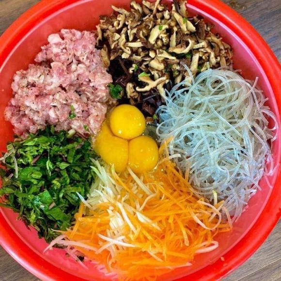 Món nem rán giòn rụm của nhà hàng Bún Chả Ta trên phố Nguyễn Hữu Huân (Hà Nội) từng nhận được nhiều lời khen từ các chuyên gia Michelin Guide và giúp quán đạt danh hiệu Michelin Bib Gourmand năm 2023.