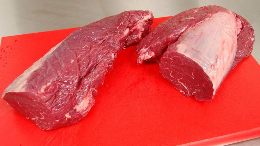 Phần thăn trong của con bò khá mềm, chỉ cần chế biến nhanh để thịt chín tới, giữ được độ mềm ngọt tự nhiên.