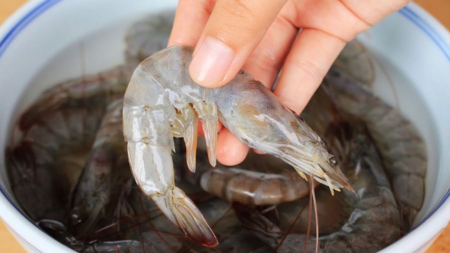 Có thể rửa tôm bằng nước muối loãng pha giấm để khử mùi tanh.