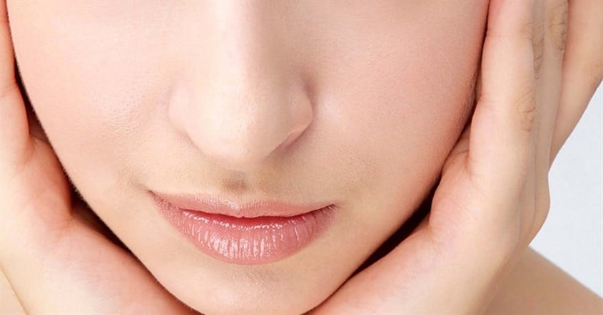  Việc duy trì thói quen uống đủ nước kết hợp với chế độ ăn giàu thực phẩm chứa nhiều nước giúp tế bào da căng đầy, mang lại vẻ ngoài tươi tắn và mịn màng tự nhiên.