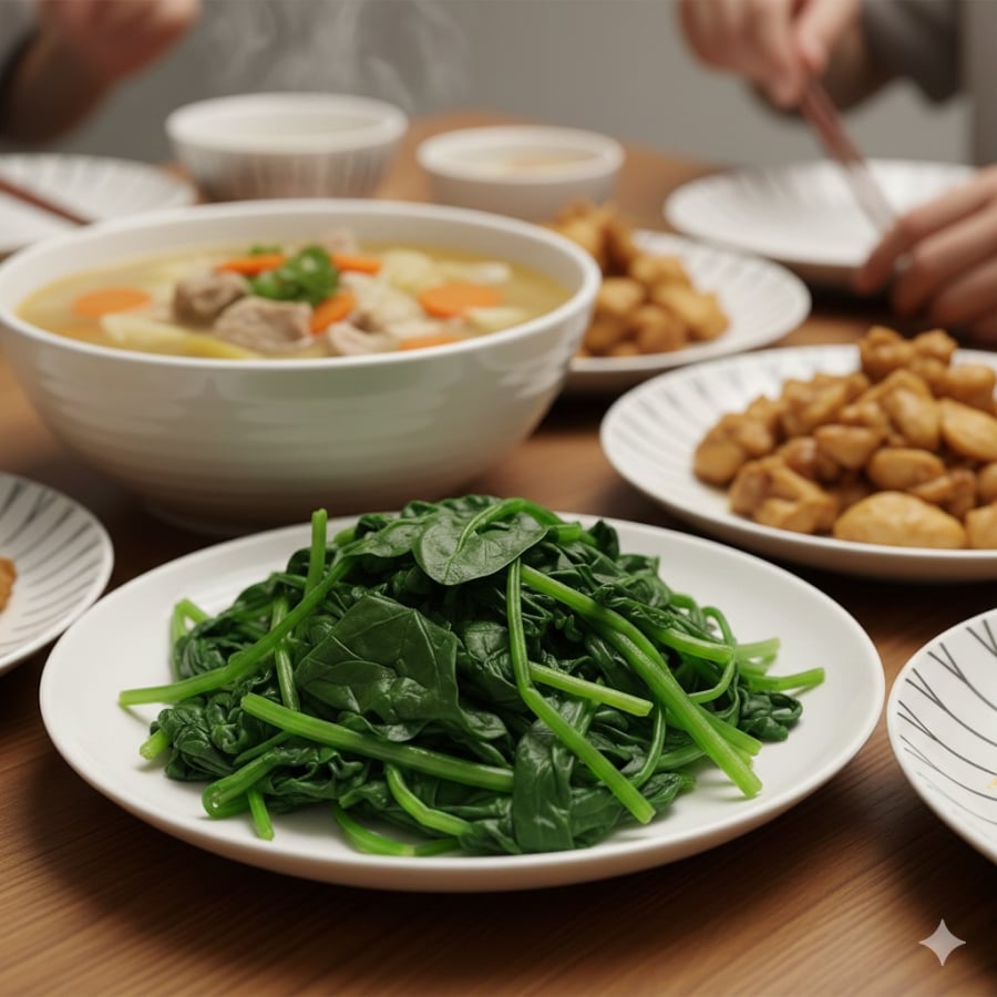 Chần sơ cải bó xôi trước khi chế biến giúp giảm một số hợp chất tự nhiên, phù hợp hơn với người cần ăn uống thận trọng.