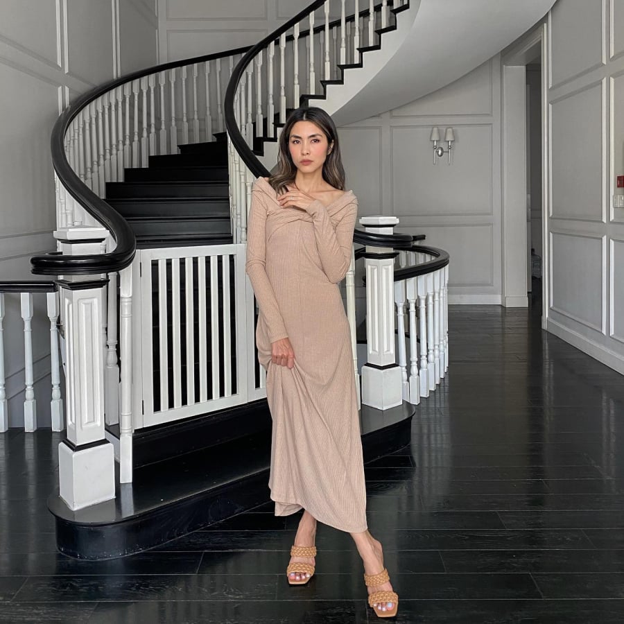  Các thiết kế hiện đại không còn dày nặng hay kém linh hoạt mà được xử lý với chất liệu mềm nhẹ, phom dáng gọn gàng, ôm vừa cơ thể.