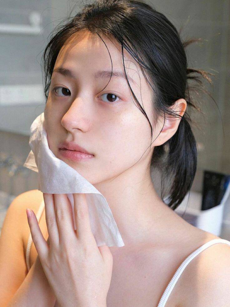 Việc tăng cường cấp ẩm, làm dịu và nghỉ ngơi đầy đủ sẽ giúp da trông căng mịn, tươi tắn hơn.