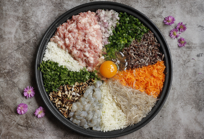 Nhân nem là “linh hồn” của món ăn, vì vậy cần được chuẩn bị cẩn thận ngay từ khâu đầu tiên.    